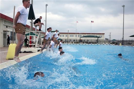 Hinh anh huan luyen khac nghiet cua thuy quan luc chien My hinh anh 3