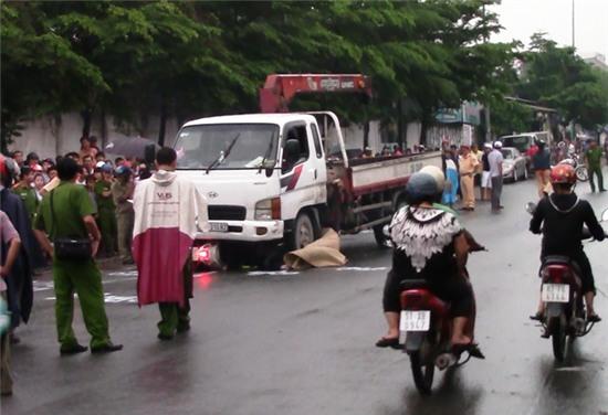 Xe tai cuon 2 nu cong nhan vao gam trong con mua hinh anh 1