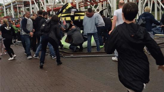 Những người chứng kiến nỗ lực giải cứu các nạn nhân bị kẹt. Ảnh: Faye Donnelly, Demi Campbell