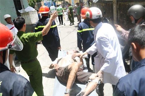 khoet tuong giai cuu "nguoi la" mac ket duoi cong nha dan hinh anh 1