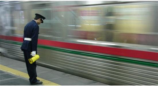 Bác lái tàu người Nhật dừng cả chuyến tàu để nhặt vài củ khoai cho bà lão khốn khổ - Ảnh 4.