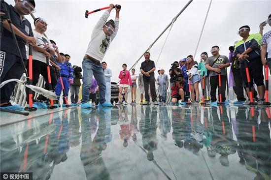 Du khach dua nhau dap cau kinh cao nhat the gioi bang bua ta hinh anh 1