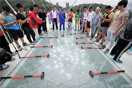 Du khach dua nhau dap cau kinh cao nhat the gioi bang bua ta hinh anh 2