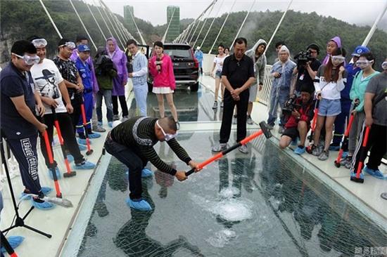 Du khach dua nhau dap cau kinh cao nhat the gioi bang bua ta hinh anh 4
