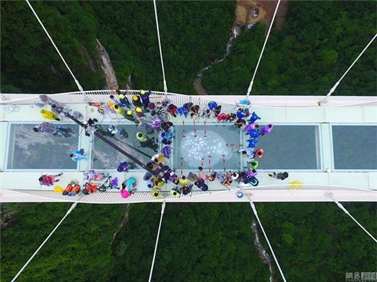 Du khach dua nhau dap cau kinh cao nhat the gioi bang bua ta hinh anh 6