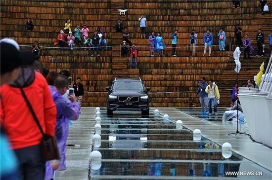 Du khach dua nhau dap cau kinh cao nhat the gioi bang bua ta hinh anh 7