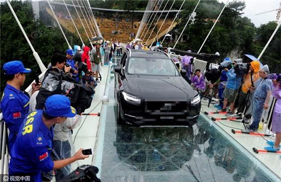 Du khach dua nhau dap cau kinh cao nhat the gioi bang bua ta hinh anh 8