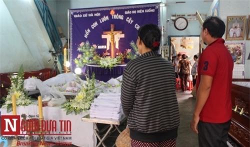 Vụ cháy 4 người chết: Đau đớn dãy quan tài xếp cạnh nhau - Ảnh 1