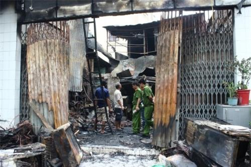 Vụ cháy 4 người chết: Đau đớn dãy quan tài xếp cạnh nhau - Ảnh 3