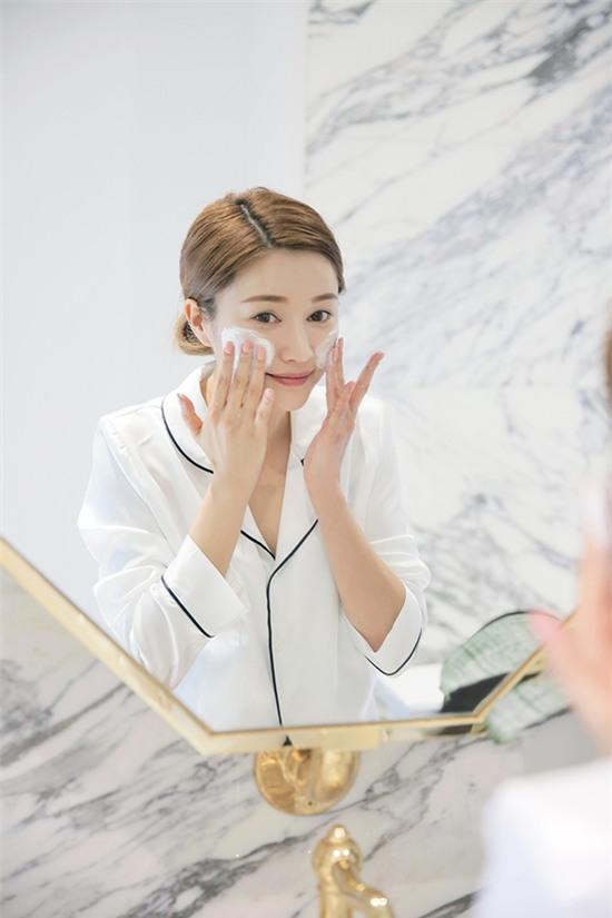 Rửa mặt bao nhiêu lần một ngày là đủ? - Ảnh 1.