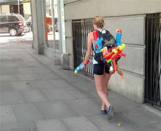 Ủ uôi, cô em đi đâu mà súng ống đầy người thế.