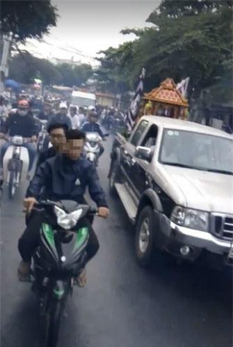 Hàng chục thanh niên đầu trần, nẹt pô gây náo loạn đám tang trên phố - Ảnh 2