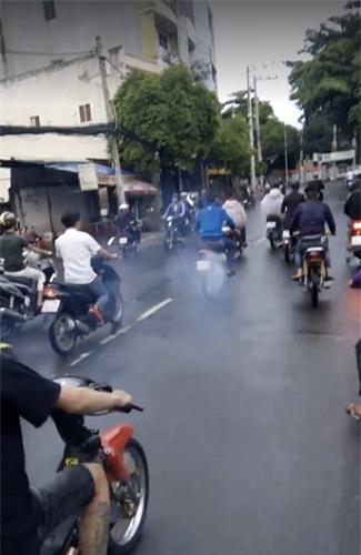 Hàng chục thanh niên đầu trần, nẹt pô gây náo loạn đám tang trên phố - Ảnh 3