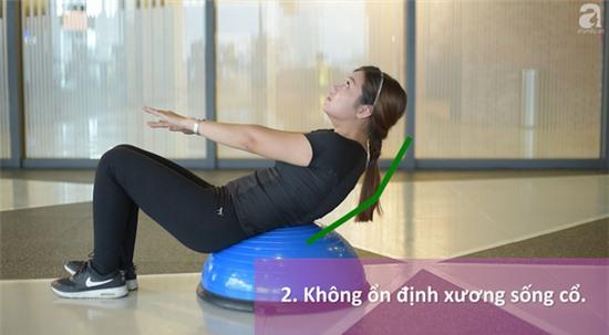 bài tập gập bụng với bóng Bosu