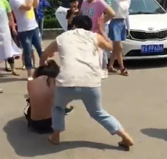 ba vo danh ghen lot do bo tre cua chong bi dan mang che qua xau hinh anh 1