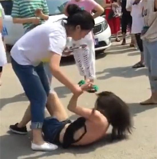 ba vo danh ghen lot do bo tre cua chong bi dan mang che qua xau hinh anh 3