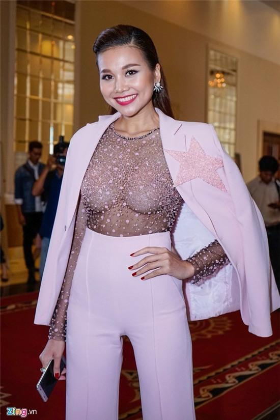 My nhan Viet goi cam voi mot xuyen thau dinh ngoc trai hinh anh 1