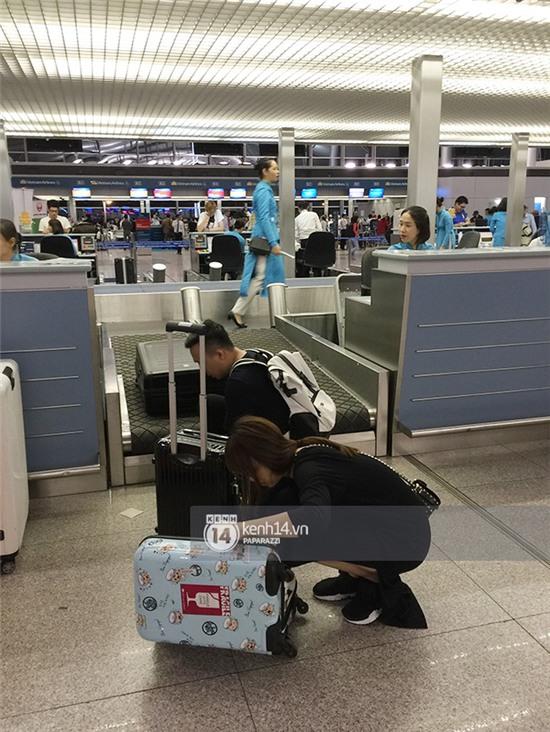 Trấn Thành - Hari Won diện giày đôi, ôm nhau tình tứ ở sân bay - Ảnh 3.