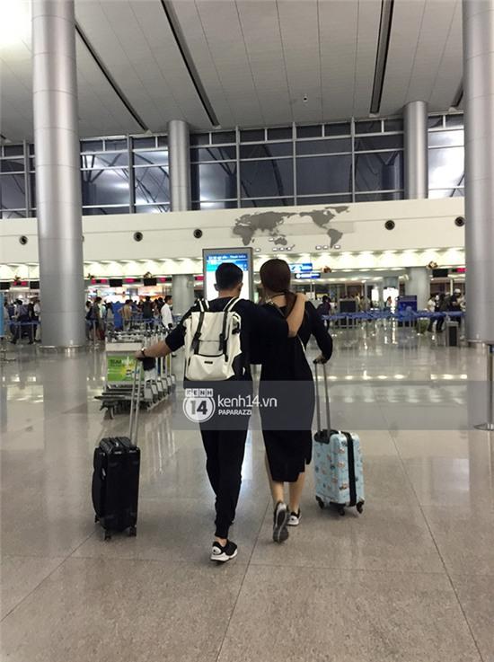 Trấn Thành - Hari Won diện giày đôi, ôm nhau tình tứ ở sân bay - Ảnh 6.