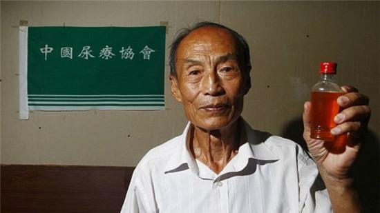 cu ong uong nuoc tieu suot 23 nam de chua benh hinh anh 1