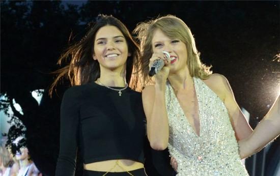 Paris Hilton, Kylie Jenner dap tra MV cua Kanye West hinh anh 3