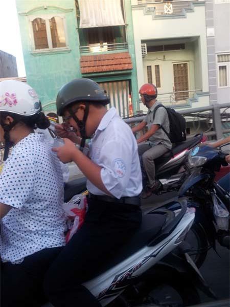 Tranh thủ nạp năng lượng trên đường đi.