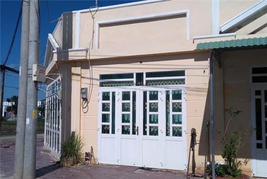 Cha treo co cung con gai 4 tuoi, de lai thu tuyet menh hinh anh 1