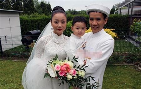 Gia đình cô hạnh phúc đủ đầy với cậu con trai xinh xắn, đáng yêu