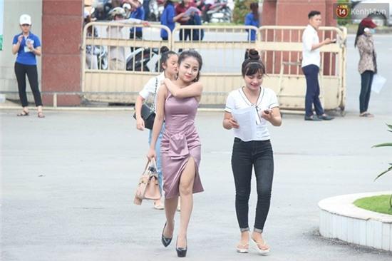 Dân mạng truy tìm cô gái gợi cảm nhất trong buổi làm thủ tục thi THPT tại Nghệ An - Ảnh 1.