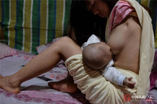 Bức ảnh người mẹ không tay vẫn oằn mình cho con bú lay động hàng triệu trái tim - Ảnh 1.