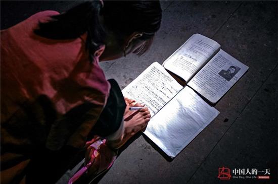 Bức ảnh người mẹ không tay vẫn oằn mình cho con bú lay động hàng triệu trái tim - Ảnh 8.