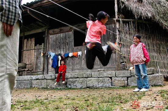 Bức ảnh người mẹ không tay vẫn oằn mình cho con bú lay động hàng triệu trái tim - Ảnh 9.