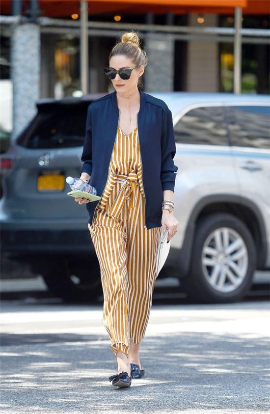 Sao ngoai dien jumpsuit ke soc, ai mac dep hon? hinh anh 1