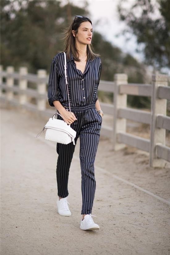 Sao ngoai dien jumpsuit ke soc, ai mac dep hon? hinh anh 2