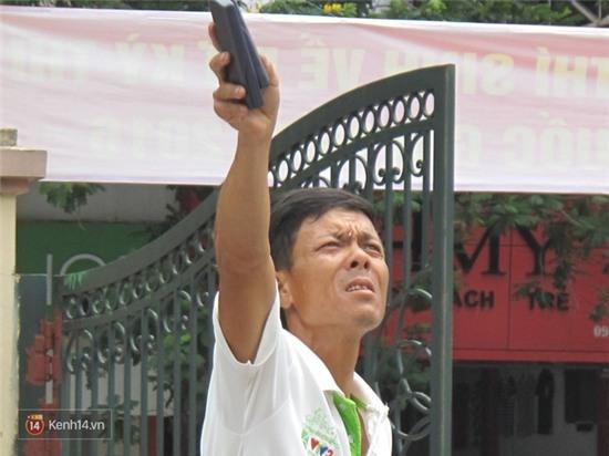 Ông bố đáng yêu nhất năm: Thi Ngoại ngữ nhưng vẫn cố gọi con để... đưa máy tính - Ảnh 5.