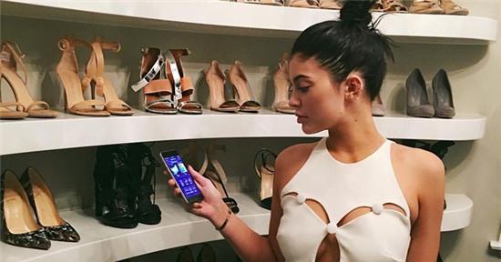 Số lượng giày sneaker của Kylie Jenner sẽ làm bạn thấy xót xa ngay cho bản thân! - Ảnh 1.