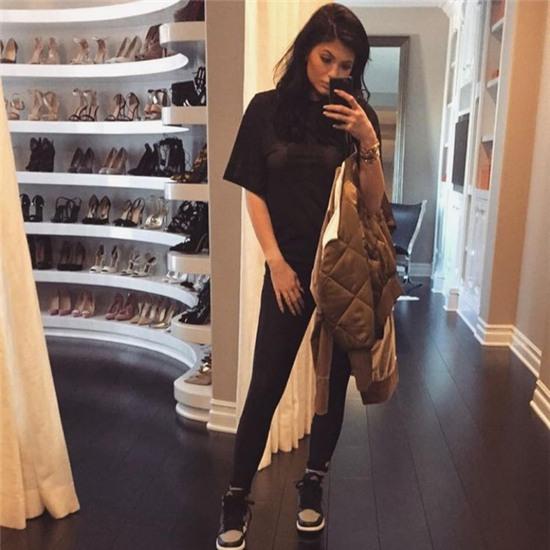 Số lượng giày sneaker của Kylie Jenner sẽ làm bạn thấy xót xa ngay cho bản thân! - Ảnh 3.