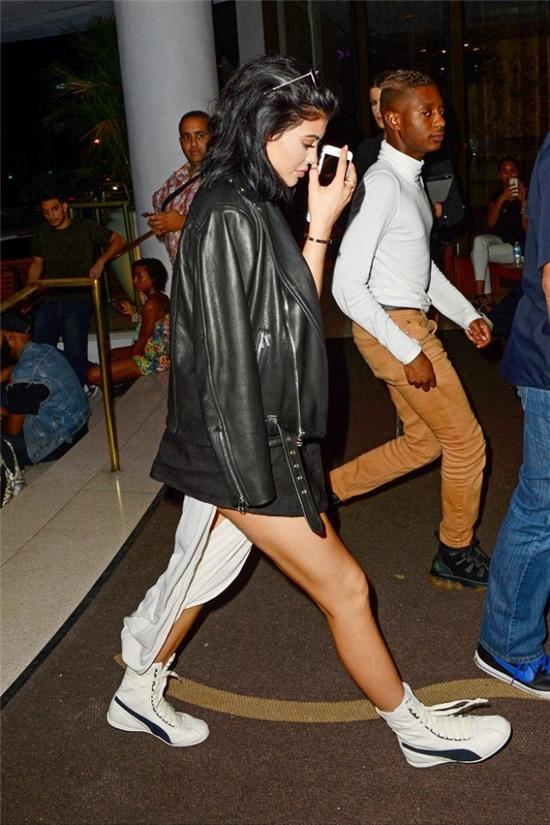 Số lượng giày sneaker của Kylie Jenner sẽ làm bạn thấy xót xa ngay cho bản thân! - Ảnh 7.