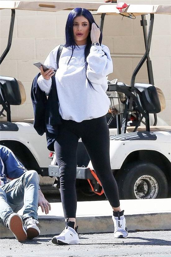 Số lượng giày sneaker của Kylie Jenner sẽ làm bạn thấy xót xa ngay cho bản thân! - Ảnh 8.