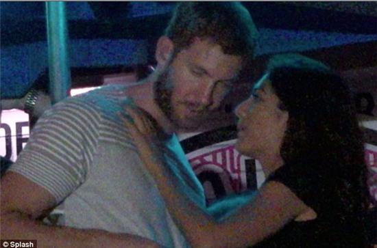 Chán hẹn hò người nổi tiếng, Calvin Harris thân mật với gái lạ trong hộp đêm - Ảnh 2.