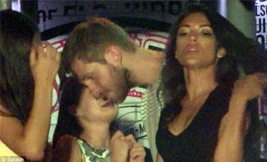 Chán hẹn hò người nổi tiếng, Calvin Harris thân mật với gái lạ trong hộp đêm - Ảnh 7.