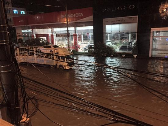Nhiều ô tô, xe máy chìm trong biển nước sau mưa lớn ở Thái Nguyên - Ảnh 2.