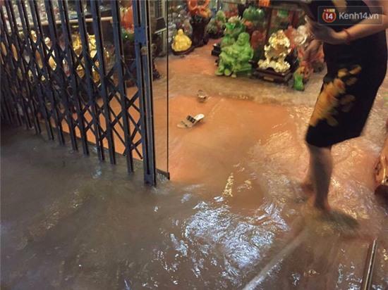 Nhiều ô tô, xe máy chìm trong biển nước sau mưa lớn ở Thái Nguyên - Ảnh 11.