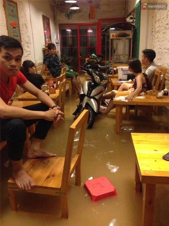 Nhiều ô tô, xe máy chìm trong biển nước sau mưa lớn ở Thái Nguyên - Ảnh 12.