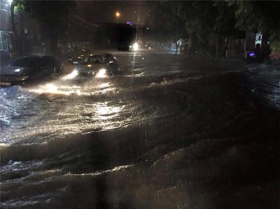 Nhiều ô tô, xe máy chìm trong biển nước sau mưa lớn ở Thái Nguyên - Ảnh 3.
