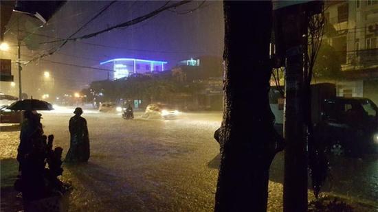 Nhiều ô tô, xe máy chìm trong biển nước sau mưa lớn ở Thái Nguyên - Ảnh 4.