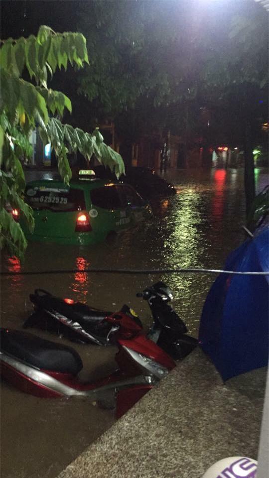 Nhiều ô tô, xe máy chìm trong biển nước sau mưa lớn ở Thái Nguyên - Ảnh 6.