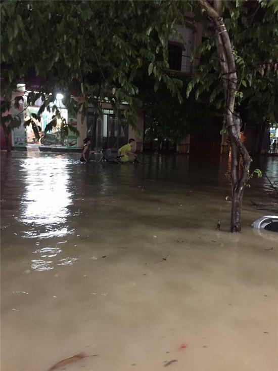 Nhiều ô tô, xe máy chìm trong biển nước sau mưa lớn ở Thái Nguyên - Ảnh 7.