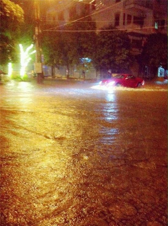 Nhiều ô tô, xe máy chìm trong biển nước sau mưa lớn ở Thái Nguyên - Ảnh 9.