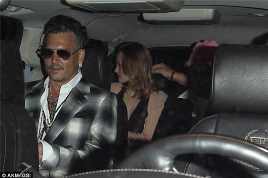 Johnny Depp xuat hien tieu tuy giua on ao ly hon hinh anh 2